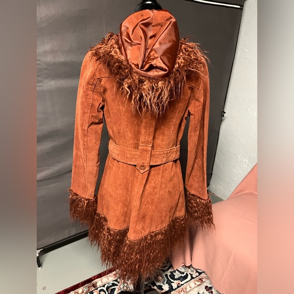 Beautiful like new 100% Genuine Suede Leather Camel Brown Coat with faux fur. - Picture 2 of 6